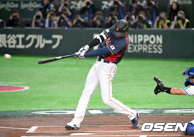 [OSEN=도쿄(일본), 손용호 기자] 6일 일본 도쿄돔에서 월드베이스볼클래식(WBC) 조별리그 C조 일본과 대만의 경기가열렸다.일본은 야마모토 요시노부, 대만은 쩡하오쥔을 선발로 내세웠다.1회초 무사에서 일본 오타니 쇼헤이가 우전 2루타를 치고 있다. 2026.03.06/spjj@osen.co.kr