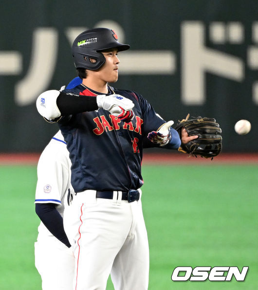 [OSEN=도쿄(일본), 손용호 기자] 6일 일본 도쿄돔에서 월드베이스볼클래식(WBC) 조별리그 C조 일본과 대만의 경기가열렸다.일본은 야마모토 요시노부, 대만은 쩡하오쥔을 선발로 내세웠다.1회초 무사에서 일본 오타니 쇼헤이가 우전 2루타를 치고 세리머니를 펼치고 있다. 2026.03.06/spjj@osen.co.kr