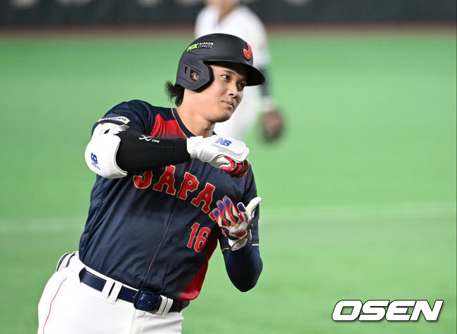 [OSEN=도쿄(일본), 손용호 기자] 6일 일본 도쿄돔에서 월드베이스볼클래식(WBC) 조별리그 C조 일본과 대만의 경기가열렸다.일본은 야마모토 요시노부, 대만은 쩡하오쥔을 선발로 내세웠다.2회초 1사 만루에서 일본 오타니 쇼헤이가 만루 홈런을 치고 그라운드를 돌고 있다. 2026.03.06/spjj@osen.co.kr