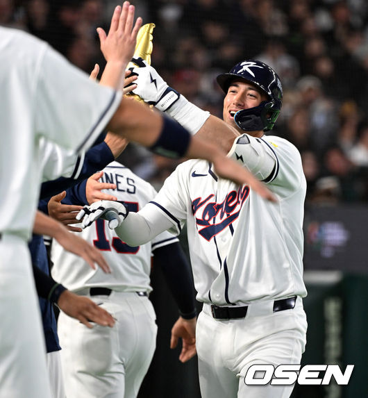 [OSEN=도쿄(일본), 손용호 기자] 5일 일본 도쿄돔에서 월드베이스볼클래식(WBC) 조별리그 C조 한국과 체코의 경기가열렸다.한국은 소형준, 체코는 다니엘 파디샥을 선발투수로 내세웠다.2006년 4강, 2009년 준우승을 차지한 경험이 있는 한국은 이후 3개 대회(2013년, 2017년, 2023년)에서 모두 8강 토너먼트 진출에 실패했다. 이번 대회에서는 17년 만에 본선 토너먼트 진출을 노린다.3회말 1사에서 한국 셰이 위트컴이 좌월 솔로 홈런을 치고 더그아웃에서 동료들과 환호하고 있다. 2026.03.05/spjj@osen.co.kr