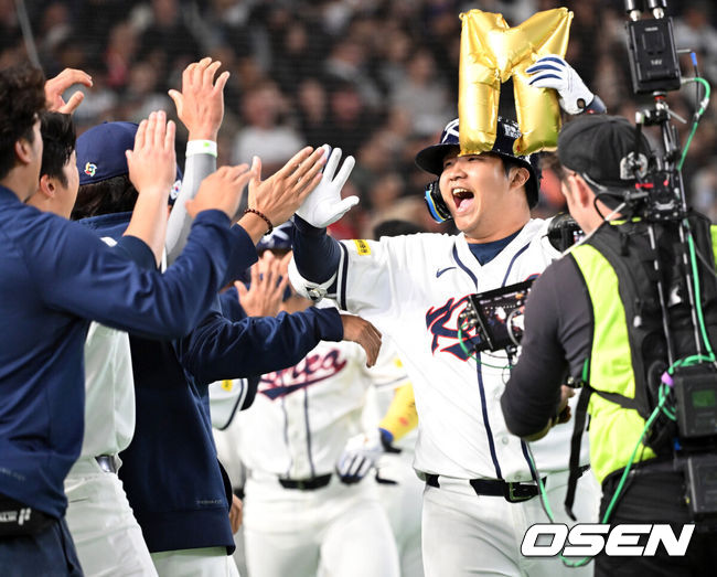 [OSEN=도쿄(일본), 손용호 기자] 5일 일본 도쿄돔에서 월드베이스볼클래식(WBC) 조별리그 C조 한국과 체코의 경기가열렸다.한국은 소형준, 체코는 다니엘 파디샥을 선발투수로 내세웠다.2006년 4강, 2009년 준우승을 차지한 경험이 있는 한국은 이후 3개 대회(2013년, 2017년, 2023년)에서 모두 8강 토너먼트 진출에 실패했다. 이번 대회에서는 17년 만에 본선 토너먼트 진출을 노린다.1회말 1사 만루에서 한국 문보경이 우중월 만루 홈런을 치고 더그아웃에서 동료들과 환호하고 있다. 2026.03.05/spjj@osen.co.kr