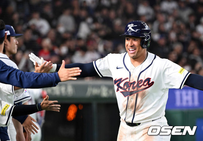 [OSEN=도쿄(일본), 손용호 기자] 5일 일본 도쿄돔에서 월드베이스볼클래식(WBC) 조별리그 C조 한국과 체코의 경기가열렸다.한국은 소형준, 체코는 다니엘 파디샥을 선발투수로 내세웠다.2006년 4강, 2009년 준우승을 차지한 경험이 있는 한국은 이후 3개 대회(2013년, 2017년, 2023년)에서 모두 8강 토너먼트 진출에 실패했다. 이번 대회에서는 17년 만에 본선 토너먼트 진출을 노린다.8회말 2사에서 한국 저마이 존스가 좌월 솔로 홈런을 치고 더그아웃에서 환호하고 있다. 2026.03.05/spjj@osen.co.kr