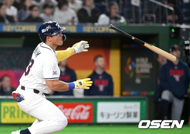 [OSEN=도쿄(일본), 손용호 기자] 5일 일본 도쿄돔에서 월드베이스볼클래식(WBC) 조별리그 C조 한국과 체코의 경기가열렸다.한국은 소형준, 체코는 다니엘 파디샥을 선발투수로 내세웠다.2006년 4강, 2009년 준우승을 차지한 경험이 있는 한국은 이후 3개 대회(2013년, 2017년, 2023년)에서 모두 8강 토너먼트 진출에 실패했다. 이번 대회에서는 17년 만에 본선 토너먼트 진출을 노린다.7회말 무사에서 한국 안현민이 좌전 안타를 치고 있다. 2026.03.05/spjj@osen.co.kr