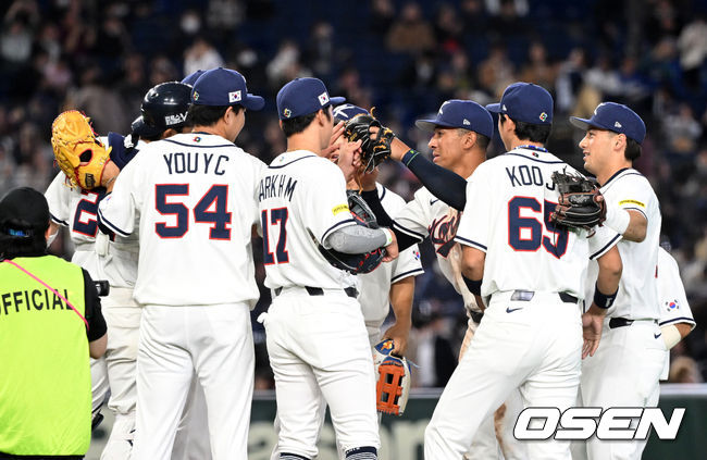 [OSEN=도쿄(일본), 손용호 기자] 5일 일본 도쿄돔에서 월드베이스볼클래식(WBC) 조별리그 C조 한국과 체코의 경기가열렸다. 경기 종료 후 한국 선수들이 승리의 기쁨을 나누고 있다. 2026.03.05/spjj@osen.co.kr