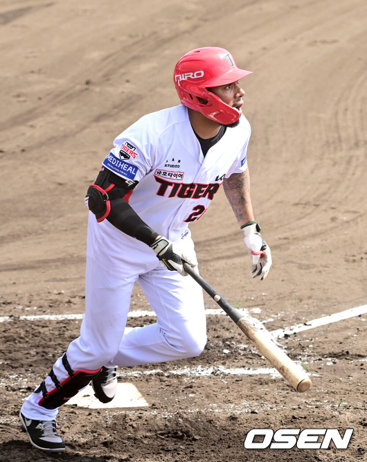 [OSEN=오키나와(일본), 최규한 기자] 2일 일본 오키나와 킨 베이스볼 스타디움에서 KIA 타이거즈와 삼성 라이온즈의 연습경기가 열렸다.KIA는 양현종, 삼성은 이승현을 선발로 내세웠다.3회말 1사 만루 상황 KIA 해럴드 카스트로가 동점 1타점 희생플라이를 날리고 있다. 2026.03.02 / dreamer@osen.co.kr