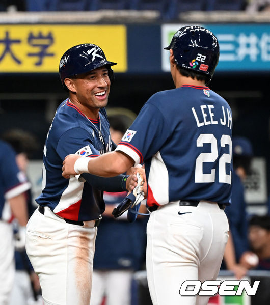 [OSEN=오사카(일본), 손용호 기자] 3일 일본 오사카 교세라돔에서 월드베이스볼클래식(WBC) 공식 연습 경기 한국 야구 대표팀과 오릭스 버팔로스의 경기가 열렸다.우리 대표팀은 연습 경기 2차전을 치른 뒤 5일 일본 도쿄돔에서 체코와 WBC 조별리그 1차전에서 격돌한다.4회초 공격을 마친 한국 저마이 존스가 이정후와 하이파이브를 하고 있다. 2026.03.03 /spjj@osen.co.kr