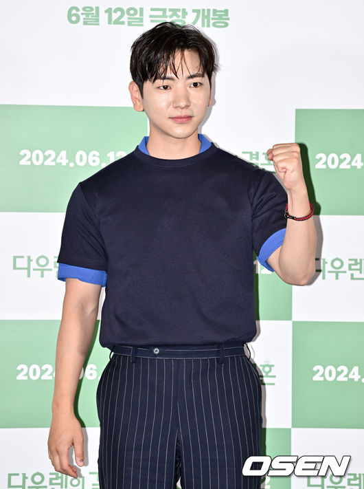 [OSEN=조은정 기자]영화 '다우렌의 결혼(감독 임찬익)’ 언론배급시사 및 기자간담회가 28일 오후 서울 용산구 CGV용산아이파크몰에서 열렸다.‘다우렌의 결혼’은 자신만의 색이 두드러지는 연기 스펙트럼의 충무로 대표 카멜레온 배우 이주승이 다큐멘터리를 찍으며 입봉을 꿈꾸는 조연출 ‘승주’ 역을 맡아 스크린에 컴백한다.배우 이주승이 포즈를 취하고 있다. 2024.05.28 /cej@osen.co.kr