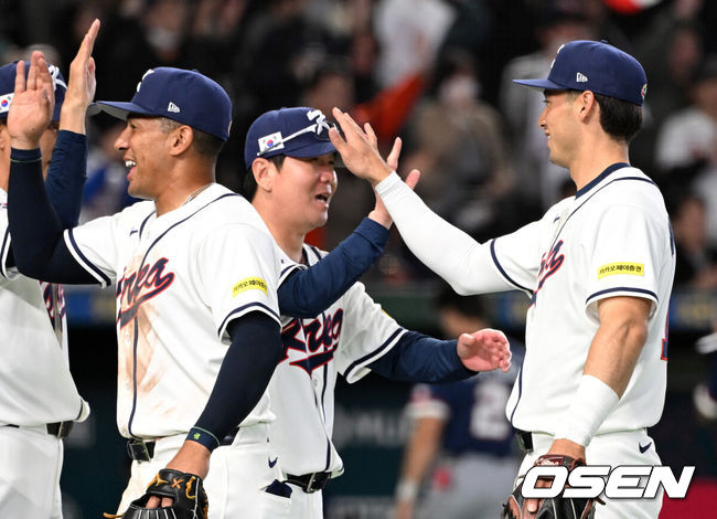 [OSEN=도쿄(일본), 손용호 기자] 5일 일본 도쿄돔에서 월드베이스볼클래식(WBC) 조별리그 C조 한국과 체코의 경기가열렸다.한국은 소형준, 체코는 다니엘 파디샥을 선발투수로 내세웠다.2006년 4강, 2009년 준우승을 차지한 경험이 있는 한국은 이후 3개 대회(2013년, 2017년, 2023년)에서 모두 8강 토너먼트 진출에 실패했다. 이번 대회에서는 17년 만에 본선 토너먼트 진출을 노린다.경기 종료 후 한국 류지현 감독이 저마이 존스, 셰이 위트컴과 승리의 기쁨을 나누고 있다. 2026.03.05/spjj@osen.co.kr
