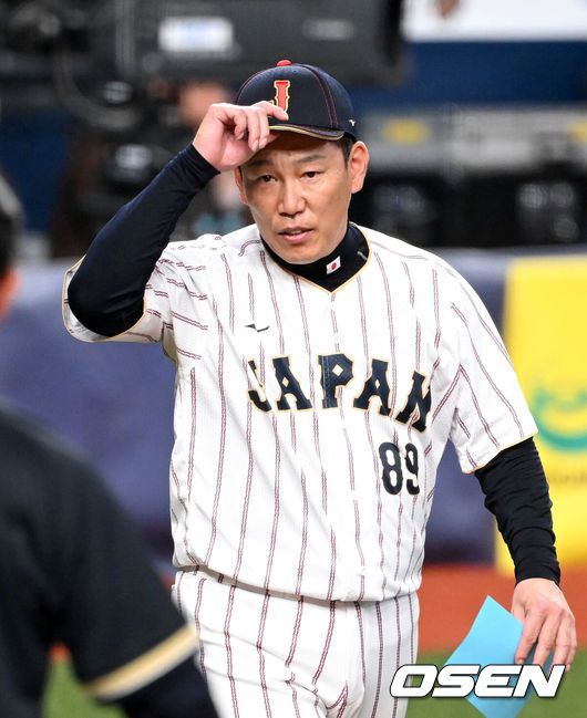 [OSEN=오사카(일본), 손용호 기자] 2일 일본 오사카 교세라돔에서 월드베이스볼클래식(WBC) 공식 연습 경기 일본 야구 대표팀과 오릭스 버팔로스의 경기가 열렸다.3일 한신 타이거스와 연습 경기 후 도쿄로 향하는 일본 야구 대표팀은 6일 대만과의 첫 경기에 이어 7일 한국전, 8일 호주전, 10일 체코전을 치른다.경기에 앞서 일본 이바타 히로카즈 감독이 오릭스 기시다 마모루 감독과 인사를 나누고 있다. 2026.03.02 /spjj@osen.co.kr