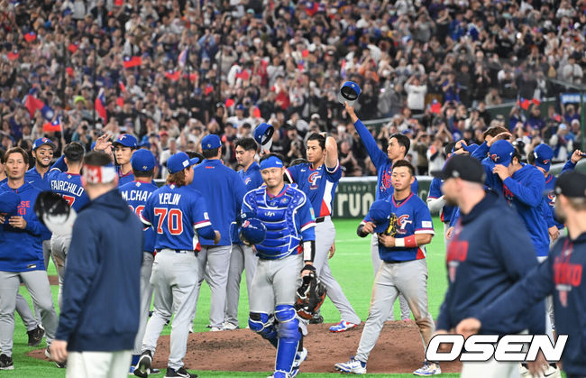 [OSEN=도쿄(일본), 손용호 기자] 7일 일본 도쿄돔에서  WBC 아시아라운드 체코와 대만의 경기가 열렸다.대만은 14-0으로 체코에 콜드게임 승을 거두며 전 날 일본에 콜드게임 패를 당한 분위기를 반전 시켰다.천제센 등 대만 선수들이 승리의 기쁨을 나누고 있다.2026.03.07/spjj@osen.co.kr