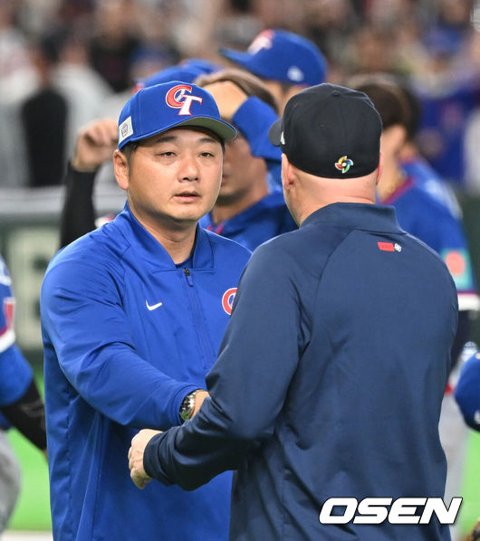 [OSEN=도쿄(일본), 손용호 기자] 7일 일본 도쿄돔에서  WBC 아시아라운드 체코와 대만의 경기가 열렸다.대만은 14-0으로 체코에 콜드게임 승을 거두며 전 날 일본에 콜드게임 패를 당한 분위기를 반전 시켰다.정하오쥐 대만 감독이 체코 감독과 이야기를 나누고 있다.2026.03.07/spjj@osen.co.kr