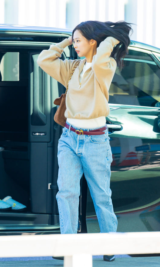 [OSEN=인천공항, 민경훈 기자] 블랙핑크(BLACKPINK) 제니가 7일 오전 인천국제공항을 통해 해외 일정 참석차 프랑스 파리로 출국했다.블랙핑크 제니는 26 F/W 파리패션위크 패션쇼에 참석한다.제니가 출국에 앞서 포즈를 취하고 있다. 2026.03.07 / rumi@osen.co.kr