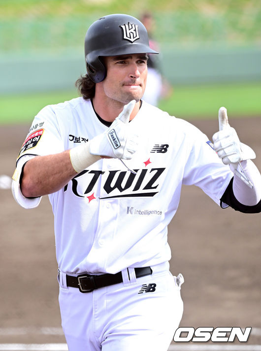 [OSEN=오키나와(일본), 최규한 기자] 1일 일본 오키나와 구시가와 야구장에서 프로야구 KT 위즈와 LG 트윈스의 연습경기가 열렸다.이날 경기에서 KT는 오원석, LG는 요니 치리노스를 선발로 내세웠다.5회말 1사 2루 상황 KT 새 외국인타자 적시타를 날린 뒤 교체되며 동료들과 인사를 나누고 있다. 2026.03.01 / dreamer@osen.co.kr