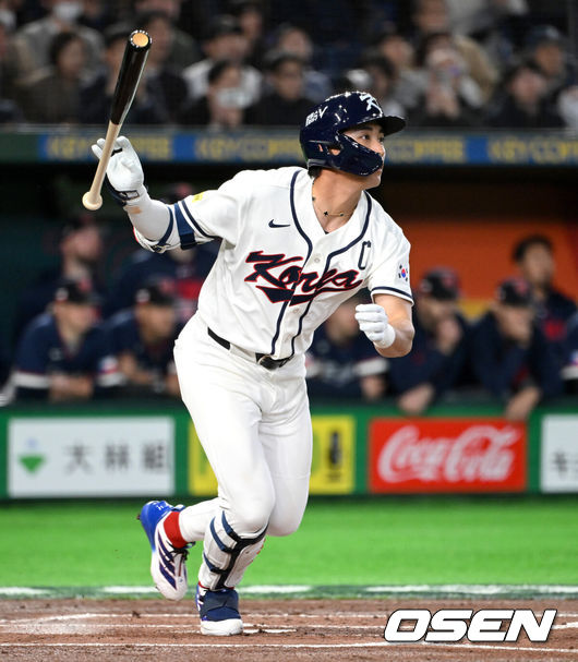 [OSEN=도쿄(일본), 손용호 기자] 5일 일본 도쿄돔에서 월드베이스볼클래식(WBC) 조별리그 C조 한국과 체코의 경기가열렸다.한국은 소형준, 체코는 다니엘 파디샥을 선발투수로 내세웠다.2006년 4강, 2009년 준우승을 차지한 경험이 있는 한국은 이후 3개 대회(2013년, 2017년, 2023년)에서 모두 8강 토너먼트 진출에 실패했다. 이번 대회에서는 17년 만에 본선 토너먼트 진출을 노린다.1회말 1사 1루에서 한국 이정후가 우전 안타를 치고 있다. 2026.03.05/spjj@osen.co.kr