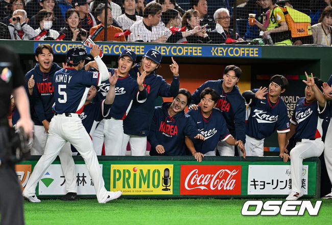 [OSEN=도쿄(일본), 손용호 기자] 7일 일본 도쿄돔에서 2026 월드베이스볼클래식(WBC) 조별리그 C조 대한민국과 일본의 경기가열렸다.한국은 잠수함 고영표, 일본은 좌완 기쿠치 유세이를 선발로 내세웠다. WBC에서 2006년 4강, 2009년 준우승을 차지한 한국은 이후 3개 대회(2013년, 2017년, 2023년)에서 연달아 1라운드를 통과하지 못하고 있다. 이번 대회에서는 8강 토너먼트 복귀를 목표로 대회에 임하고 있다. 지난 5일 체코와의 첫 경기에서는 11-4로 대승을 거두며 좋은 출발을 했다.1회초 무사 1,3루에서 한국 김도영이 이정후의 선제 1타점 좌전 적시타에 홈을 밟으며 더그아웃에서 동료선수들과 하이파이브를 하고 있다. 2026.03.07/spjj@osen.co.kr