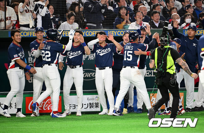 [OSEN=도쿄(일본), 손용호 기자] 7일 일본 도쿄돔에서 2026 월드베이스볼클래식(WBC) 조별리그 C조 대한민국과 일본의 경기가열렸다.한국은 잠수함 고영표, 일본은 좌완 기쿠치 유세이를 선발로 내세웠다. WBC에서 2006년 4강, 2009년 준우승을 차지한 한국은 이후 3개 대회(2013년, 2017년, 2023년)에서 연달아 1라운드를 통과하지 못하고 있다. 이번 대회에서는 8강 토너먼트 복귀를 목표로 대회에 임하고 있다. 지난 5일 체코와의 첫 경기에서는 11-4로 대승을 거두며 좋은 출발을 했다.1회초 2사 1,2루에서 한국 이정후, 저마인 존스가 문보경의 2타점 적시 좌중간 2루타에 득점하며 동료선수들과 하이파이브를 하고 있다. 2026.03.07/spjj@osen.co.kr