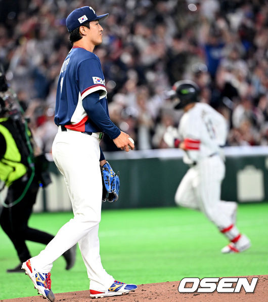 [OSEN=도쿄(일본), 손용호 기자] 7일 일본 도쿄돔에서 2026 월드베이스볼클래식(WBC) 조별리그 C조 대한민국과 일본의 경기가열렸다.한국은 잠수함 고영표, 일본은 좌완 기쿠치 유세이를 선발로 내세웠다. WBC에서 2006년 4강, 2009년 준우승을 차지한 한국은 이후 3개 대회(2013년, 2017년, 2023년)에서 연달아 1라운드를 통과하지 못하고 있다. 이번 대회에서는 8강 토너먼트 복귀를 목표로 대회에 임하고 있다. 지난 5일 체코와의 첫 경기에서는 11-4로 대승을 거두며 좋은 출발을 했다.1회말 1사 2루에서 한국 고영표가 일본 스즈키 세이야에게 우중간 투런포를 허용하며 아쉬워하고 있다. 2026.03.07/spjj@osen.co.kr