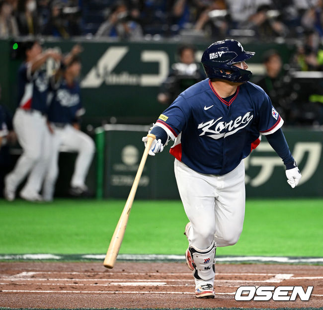 [OSEN=도쿄(일본), 손용호 기자] 7일 일본 도쿄돔에서 2026 월드베이스볼클래식(WBC) 조별리그 C조 대한민국과 일본의 경기가열렸다.한국은 잠수함 고영표, 일본은 좌완 기쿠치 유세이를 선발로 내세웠다. WBC에서 2006년 4강, 2009년 준우승을 차지한 한국은 이후 3개 대회(2013년, 2017년, 2023년)에서 연달아 1라운드를 통과하지 못하고 있다. 이번 대회에서는 8강 토너먼트 복귀를 목표로 대회에 임하고 있다. 지난 5일 체코와의 첫 경기에서는 11-4로 대승을 거두며 좋은 출발을 했다.1회초 2사 1,2루에서 한국 문보경이 2타점 적시 좌중간 2루타를 날리고 있다. 2026.03.07/spjj@osen.co.kr