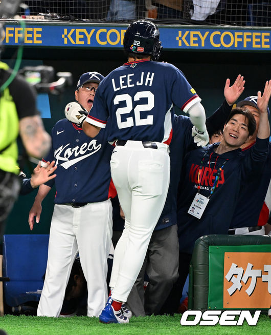 [OSEN=도쿄(일본), 손용호 기자] 7일 일본 도쿄돔에서 2026 월드베이스볼클래식(WBC) 조별리그 C조 대한민국과 일본의 경기가열렸다.한국은 잠수함 고영표, 일본은 좌완 기쿠치 유세이를 선발로 내세웠다. WBC에서 2006년 4강, 2009년 준우승을 차지한 한국은 이후 3개 대회(2013년, 2017년, 2023년)에서 연달아 1라운드를 통과하지 못하고 있다. 이번 대회에서는 8강 토너먼트 복귀를 목표로 대회에 임하고 있다. 지난 5일 체코와의 첫 경기에서는 11-4로 대승을 거두며 좋은 출발을 했다.1회초 2사 1,2루에서 한국 이정후가 문보경의 2타점 적시 좌중간 2루타에 득점하며 류지현 감독과 하이파이브를 하고 있다. 2026.03.07/spjj@osen.co.kr