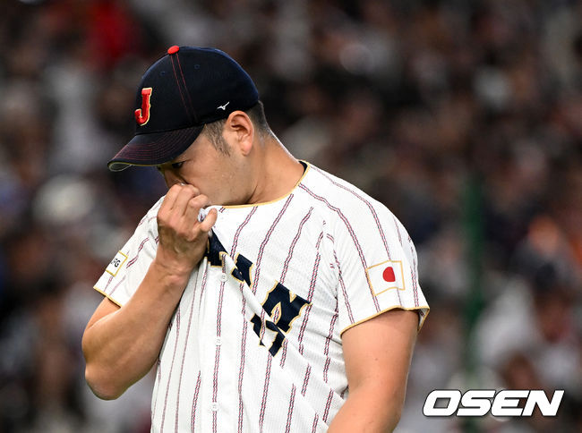 [OSEN=도쿄(일본), 손용호 기자] 7일 일본 도쿄돔에서 2026 월드베이스볼클래식(WBC) 조별리그 C조 대한민국과 일본의 경기가열렸다.한국은 잠수함 고영표, 일본은 좌완 기쿠치 유세이를 선발로 내세웠다. WBC에서 2006년 4강, 2009년 준우승을 차지한 한국은 이후 3개 대회(2013년, 2017년, 2023년)에서 연달아 1라운드를 통과하지 못하고 있다. 이번 대회에서는 8강 토너먼트 복귀를 목표로 대회에 임하고 있다. 지난 5일 체코와의 첫 경기에서는 11-4로 대승을 거두며 좋은 출발을 했다.1회초 수비에서 3실점을 허용한 일본 기쿠치가 아쉬워하고 있다. 2026.03.07/spjj@osen.co.kr