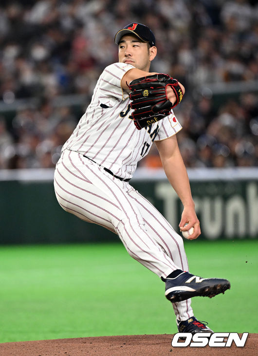 [OSEN=도쿄(일본), 손용호 기자] 7일 일본 도쿄돔에서 2026 월드베이스볼클래식(WBC) 조별리그 C조 대한민국과 일본의 경기가열렸다.한국은 잠수함 고영표, 일본은 좌완 기쿠치 유세이를 선발로 내세웠다. WBC에서 2006년 4강, 2009년 준우승을 차지한 한국은 이후 3개 대회(2013년, 2017년, 2023년)에서 연달아 1라운드를 통과하지 못하고 있다. 이번 대회에서는 8강 토너먼트 복귀를 목표로 대회에 임하고 있다. 지난 5일 체코와의 첫 경기에서는 11-4로 대승을 거두며 좋은 출발을 했다.1회말 일본 기쿠치 유세이가 역투하고 있다. 2026.03.07/spjj@osen.co.kr