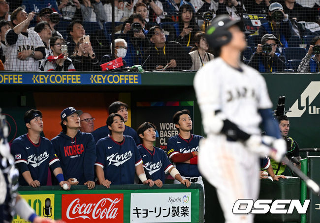 [OSEN=도쿄(일본), 손용호 기자] 7일 일본 도쿄돔에서 2026 월드베이스볼클래식(WBC) 조별리그 C조 대한민국과 일본의 경기가열렸다.한국은 잠수함 고영표, 일본은 좌완 기쿠치 유세이를 선발로 내세웠다. WBC에서 2006년 4강, 2009년 준우승을 차지한 한국은 이후 3개 대회(2013년, 2017년, 2023년)에서 연달아 1라운드를 통과하지 못하고 있다. 이번 대회에서는 8강 토너먼트 복귀를 목표로 대회에 임하고 있다. 지난 5일 체코와의 첫 경기에서는 11-4로 대승을 거두며 좋은 출발을 했다.3회말 1사에서 한국 선수들이 일본 오타니 쇼헤이의 동점 우중월 솔로포 타구를 바라보고 있다. 2026.03.07/spjj@osen.co.kr