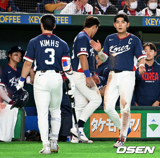 [OSEN=도쿄(일본), 손용호 기자] 7일 일본 도쿄돔에서 2026 월드베이스볼클래식(WBC) 조별리그 C조 대한민국과 일본의 경기가열렸다.한국은 잠수함 고영표, 일본은 좌완 기쿠치 유세이를 선발로 내세웠다. WBC에서 2006년 4강, 2009년 준우승을 차지한 한국은 이후 3개 대회(2013년, 2017년, 2023년)에서 연달아 1라운드를 통과하지 못하고 있다. 이번 대회에서는 8강 토너먼트 복귀를 목표로 대회에 임하고 있다. 지난 5일 체코와의 첫 경기에서는 11-4로 대승을 거두며 좋은 출발을 했다.8회초 2사 만루에서 한국 김혜성이 삼진을 당하자 이정후가 격려하고 있다. 2026.03.07/spjj@osen.co.kr