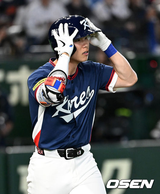 [OSEN=도쿄(일본), 손용호 기자] 7일 일본 도쿄돔에서 2026 월드베이스볼클래식(WBC) 조별리그 C조 대한민국과 일본의 경기가열렸다.한국은 잠수함 고영표, 일본은 좌완 기쿠치 유세이를 선발로 내세웠다. WBC에서 2006년 4강, 2009년 준우승을 차지한 한국은 이후 3개 대회(2013년, 2017년, 2023년)에서 연달아 1라운드를 통과하지 못하고 있다. 이번 대회에서는 8강 토너먼트 복귀를 목표로 대회에 임하고 있다. 지난 5일 체코와의 첫 경기에서는 11-4로 대승을 거두며 좋은 출발을 했다.4회초 1사 1루에서 한국 김혜성이 동점 우중월 투런포를 날리고 있다. 2026.03.07/spjj@osen.co.kr