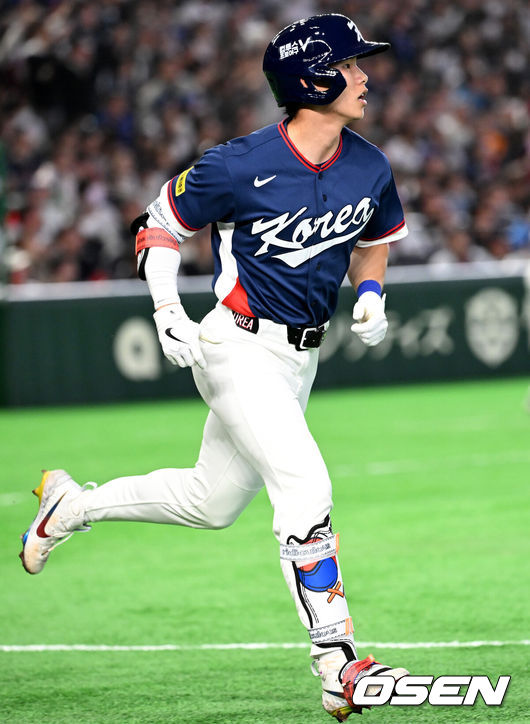 [OSEN=도쿄(일본), 손용호 기자] 7일 일본 도쿄돔에서 2026 월드베이스볼클래식(WBC) 조별리그 C조 대한민국과 일본의 경기가열렸다.한국은 잠수함 고영표, 일본은 좌완 기쿠치 유세이를 선발로 내세웠다. WBC에서 2006년 4강, 2009년 준우승을 차지한 한국은 이후 3개 대회(2013년, 2017년, 2023년)에서 연달아 1라운드를 통과하지 못하고 있다. 이번 대회에서는 8강 토너먼트 복귀를 목표로 대회에 임하고 있다. 지난 5일 체코와의 첫 경기에서는 11-4로 대승을 거두며 좋은 출발을 했다.4회초 1사 1루에서 한국 김혜성이 동점 우중월 투런포를 날리고 그라운드를 돌고 있다. 2026.03.07/spjj@osen.co.kr