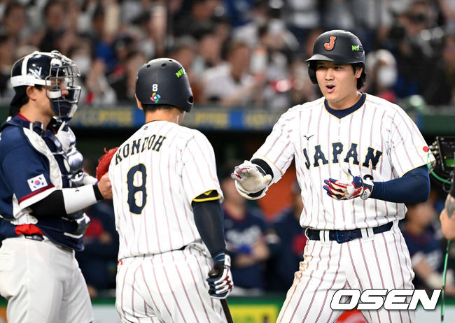 [OSEN=도쿄(일본), 손용호 기자] 7일 일본 도쿄돔에서 2026 월드베이스볼클래식(WBC) 조별리그 C조 대한민국과 일본의 경기가열렸다.한국은 잠수함 고영표, 일본은 좌완 기쿠치 유세이를 선발로 내세웠다. WBC에서 2006년 4강, 2009년 준우승을 차지한 한국은 이후 3개 대회(2013년, 2017년, 2023년)에서 연달아 1라운드를 통과하지 못하고 있다. 이번 대회에서는 8강 토너먼트 복귀를 목표로 대회에 임하고 있다. 지난 5일 체코와의 첫 경기에서는 11-4로 대승을 거두며 좋은 출발을 했다.3회말 1사에서 일본 오타니 쇼헤이가 동점 우중월 솔로포를 날리며 곤도와 하이파이브를 하고 있다. 2026.03.07/spjj@osen.co.kr