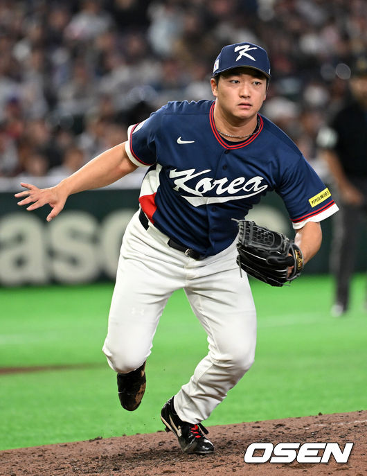[OSEN=도쿄(일본), 손용호 기자] 7일 일본 도쿄돔에서 2026 월드베이스볼클래식(WBC) 조별리그 C조 대한민국과 일본의 경기가열렸다.한국은 잠수함 고영표, 일본은 좌완 기쿠치 유세이를 선발로 내세웠다. WBC에서 2006년 4강, 2009년 준우승을 차지한 한국은 이후 3개 대회(2013년, 2017년, 2023년)에서 연달아 1라운드를 통과하지 못하고 있다. 이번 대회에서는 8강 토너먼트 복귀를 목표로 대회에 임하고 있다. 지난 5일 체코와의 첫 경기에서는 11-4로 대승을 거두며 좋은 출발을 했다.6회말 한국 고우석이 타구를 바라보고 있다. 2026.03.07/spjj@osen.co.kr