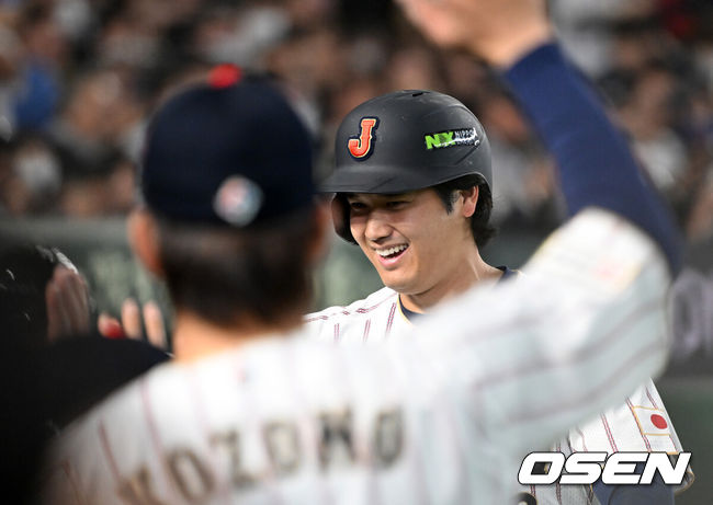 [OSEN=도쿄(일본), 손용호 기자] 7일 일본 도쿄돔에서 2026 월드베이스볼클래식(WBC) 조별리그 C조 대한민국과 일본의 경기가열렸다.한국은 잠수함 고영표, 일본은 좌완 기쿠치 유세이를 선발로 내세웠다. WBC에서 2006년 4강, 2009년 준우승을 차지한 한국은 이후 3개 대회(2013년, 2017년, 2023년)에서 연달아 1라운드를 통과하지 못하고 있다. 이번 대회에서는 8강 토너먼트 복귀를 목표로 대회에 임하고 있다. 지난 5일 체코와의 첫 경기에서는 11-4로 대승을 거두며 좋은 출발을 했다.3회말 1사에서 일본 오타니 쇼헤이가 동점 우중월 솔로포를 날리며 동료선수들과 하이파이브를 하고 있다. 2026.03.07/spjj@osen.co.kr