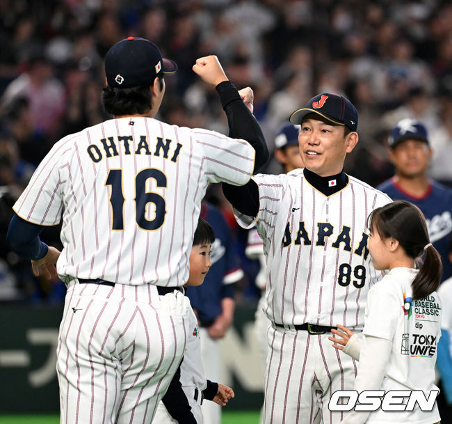 [OSEN=도쿄(일본), 손용호 기자] 7일 일본 도쿄돔에서 2026 월드베이스볼클래식(WBC) 조별리그 C조 대한민국과 일본의 경기가열렸다.한국은 잠수함 고영표, 일본은 좌완 기쿠치 유세이를 선발로 내세웠다. WBC에서 2006년 4강, 2009년 준우승을 차지한 한국은 이후 3개 대회(2013년, 2017년, 2023년)에서 연달아 1라운드를 통과하지 못하고 있다. 이번 대회에서는 8강 토너먼트 복귀를 목표로 대회에 임하고 있다. 지난 5일 체코와의 첫 경기에서는 11-4로 대승을 거두며 좋은 출발을 했다.일본 이바타 히로카즈 감독이 오타니 쇼헤이와 하이파이브를 하고 있다. 2026.03.07/spjj@osen.co.kr