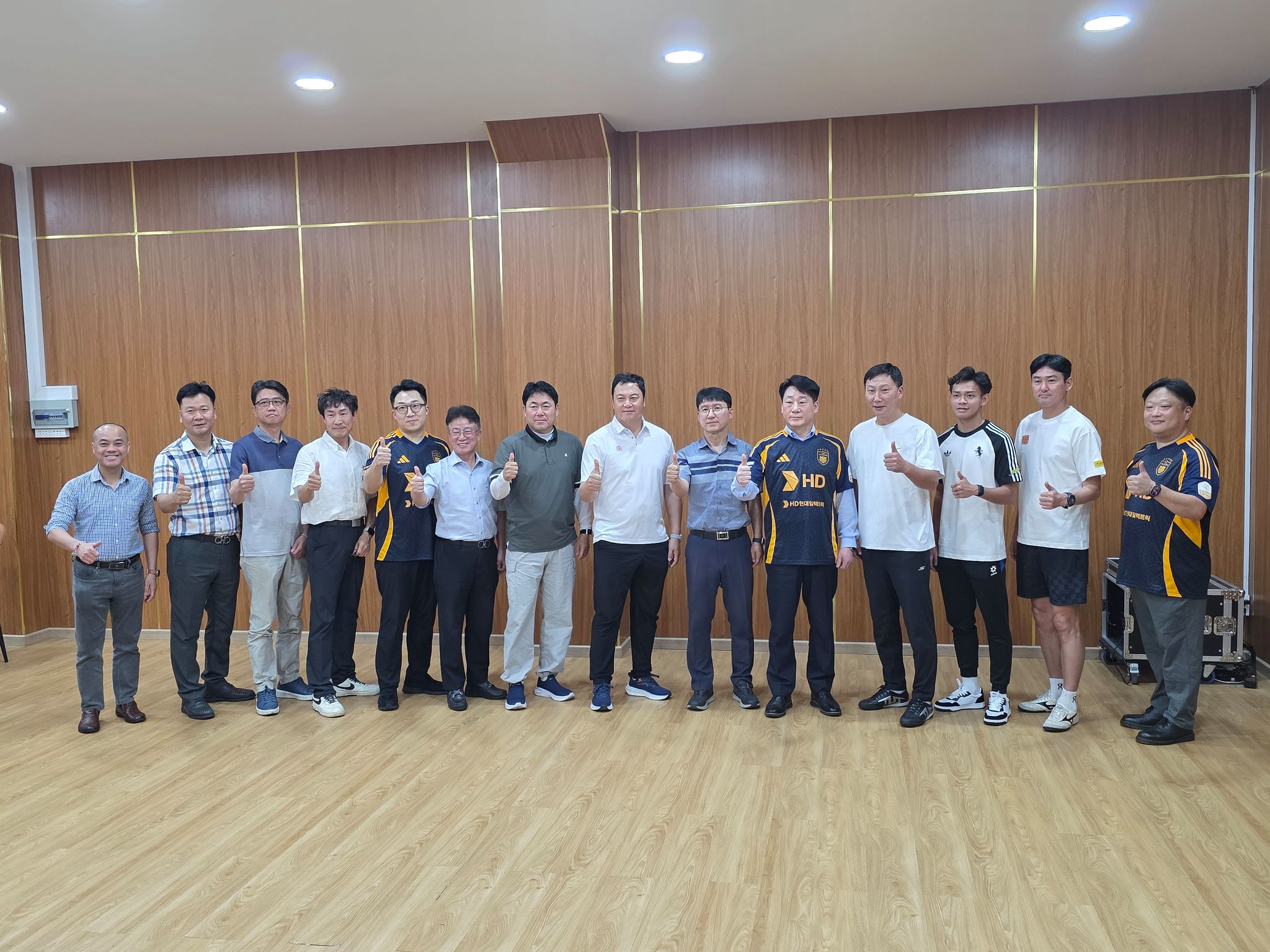 베트남 호치민에서 열린 유소년 축구 아카데미 행사에 참석한 HD현대일렉트릭과 한국프로축구연맹 관계자 및 베트남 축구대표팀 코칭스태프. 개회사와 축사를 맡은 이창호 HD현대일렉트릭 부사장(오른쪽 다섯 번째)과 김상식 베트남축구대표팀 감독(오른쪽 네 번째). 송지훈 기자