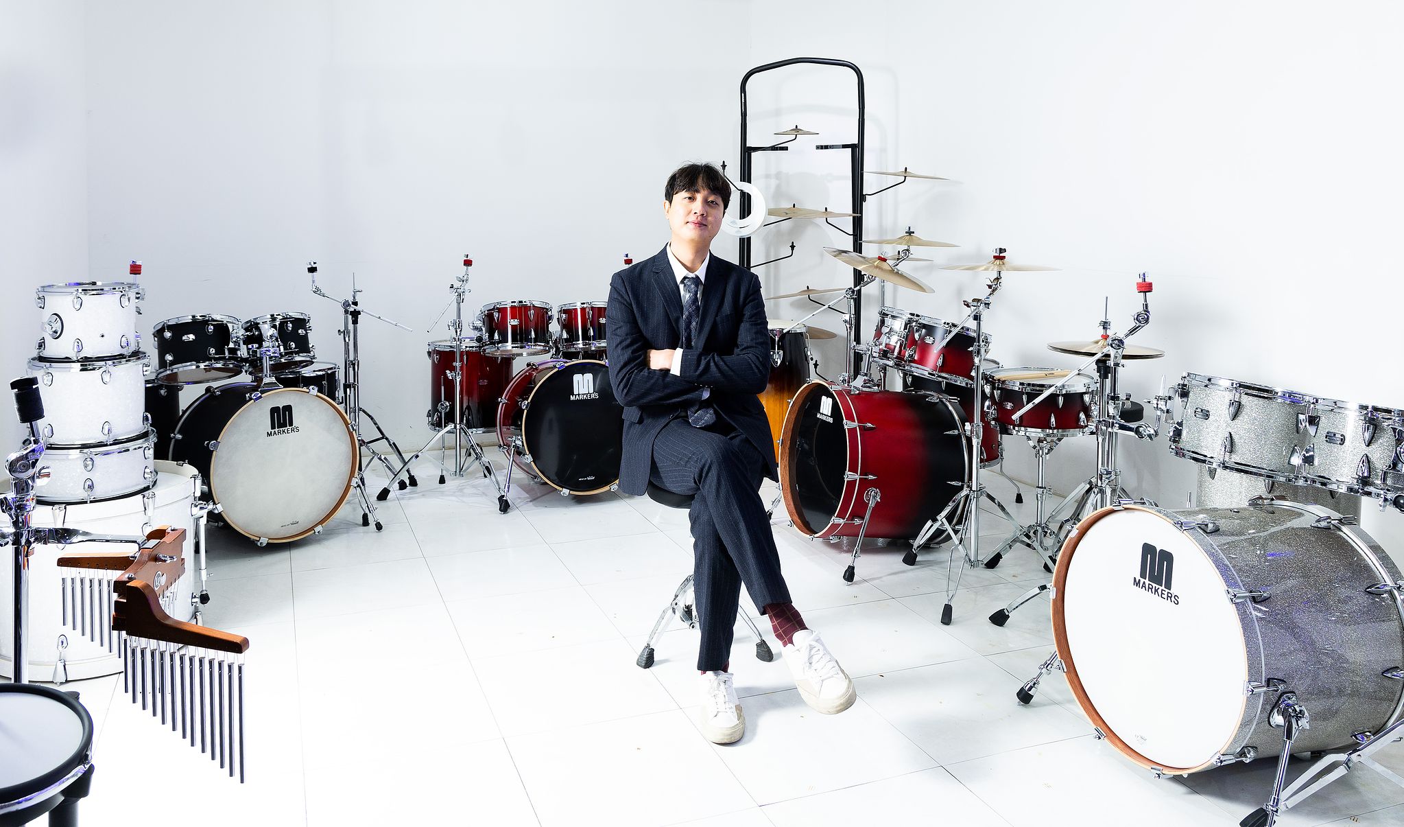 박 대표가 마커스뮤직이 제작한 다양한 드럼들과 함께 했다. 박 대표는 좋은 드럼이라면 소리는 물론 마감의 퀄리티와 좋은 스토리가 필요하고 말했다.