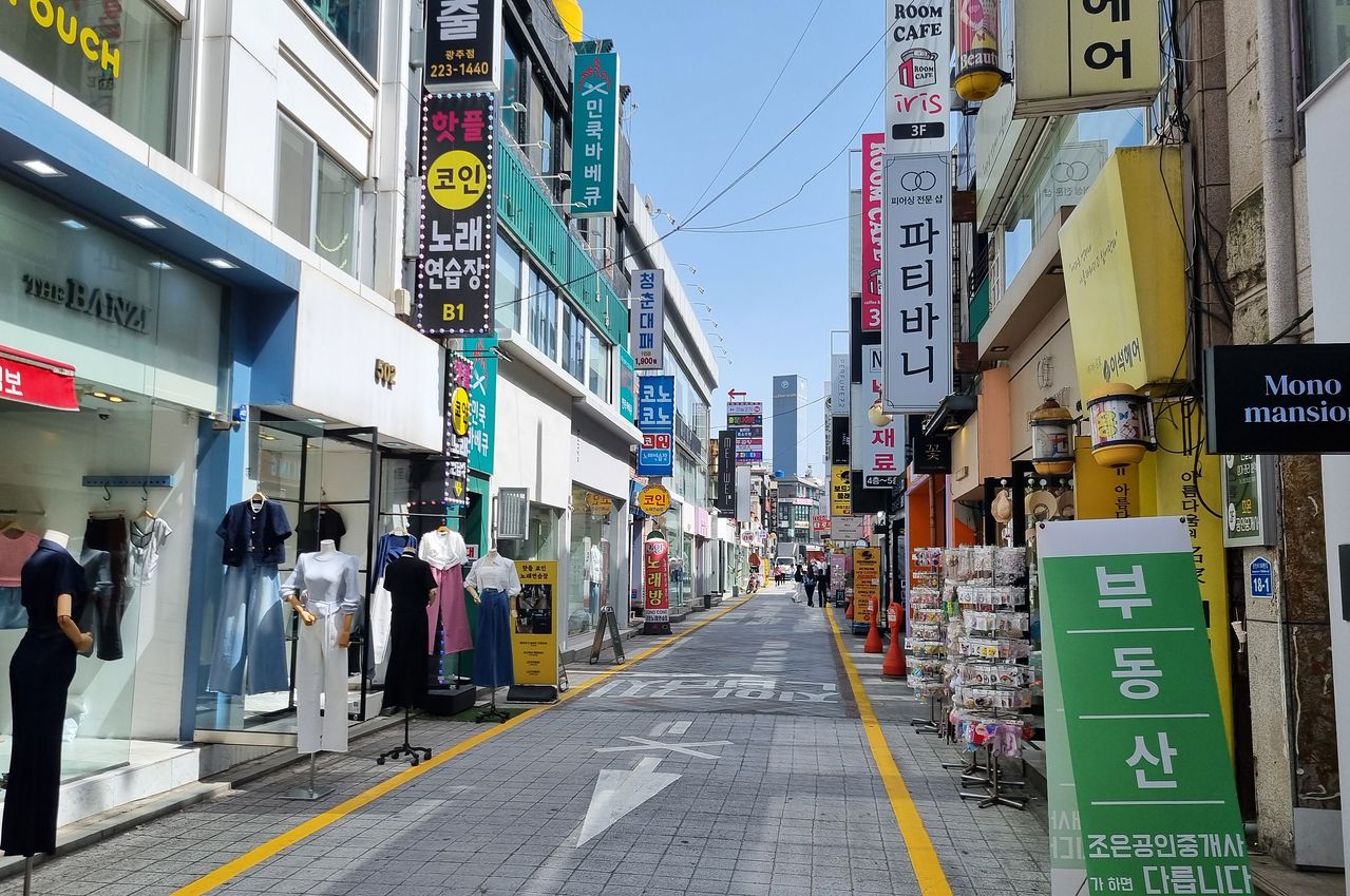 과거 호남의 대표 상권이자 지역 정치·행정의 중심지 역할을 했던 충장로 일대가 한산한 모습을 보이고 있다. 충장로는 2005년 전남도청이 떠난 후 상권 침체와 공실률 급증의 직격탄을 맞았다. 중앙포토