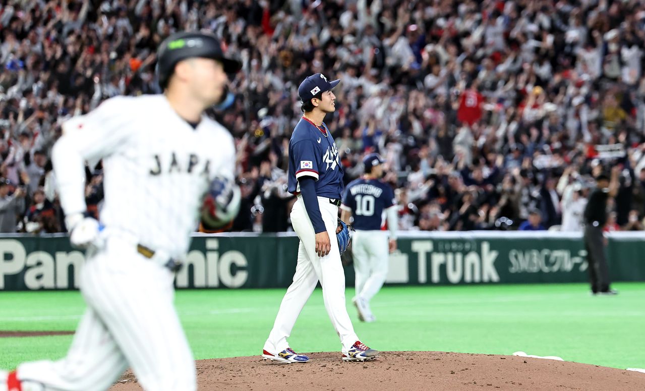 일본전에서 스즈키에게 역전포를 허용하고 아쉬워하는 고영표. 연합뉴스 