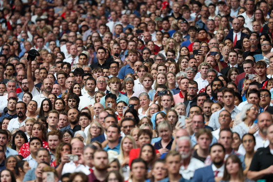 지난해 9월 21일 미 애리조나 에서 열린 찰리 커크 추모식. 인파로 가득하다. AFP=연합뉴스
