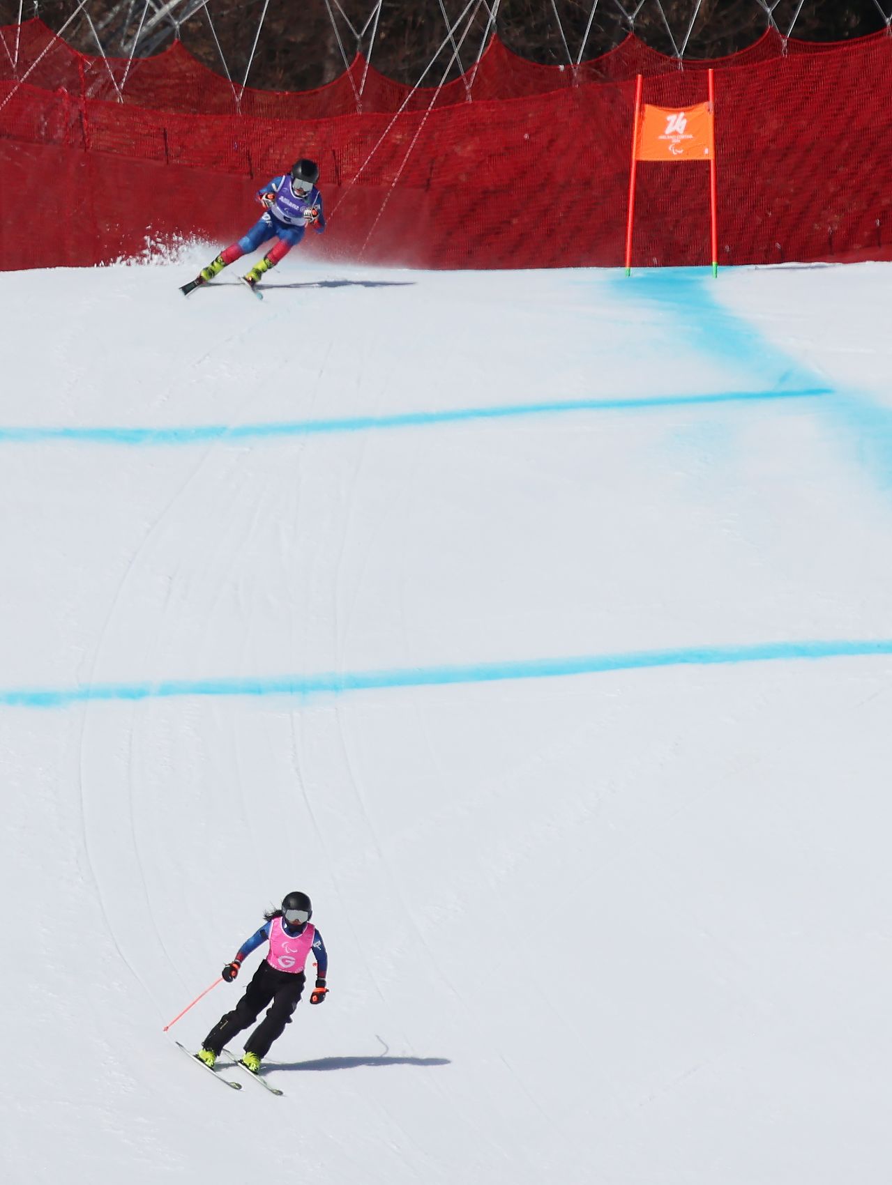 7일(한국시간) 이탈리아 코르티나 토파네 알파인스키 센터에서 열린 2026 밀라노·코르티나 동계패럴림픽 알파인스키 활강 시각장애 부문 4위에 오른 최사라(위)와 어은미 가이드. 사진 대한장애인체육회