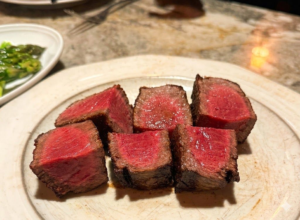 스테이크는 표면을 강하게 시어링해 육향과 식감을 끌어올리고, 속은 육즙과 부드러움을 살렸다. 이렇게 완성한 겉바속촉의 굽기는 뜨거운 접시에 제공돼 마지막 한 점까지 맛있게 즐길 수 있다. 사진 김광중 