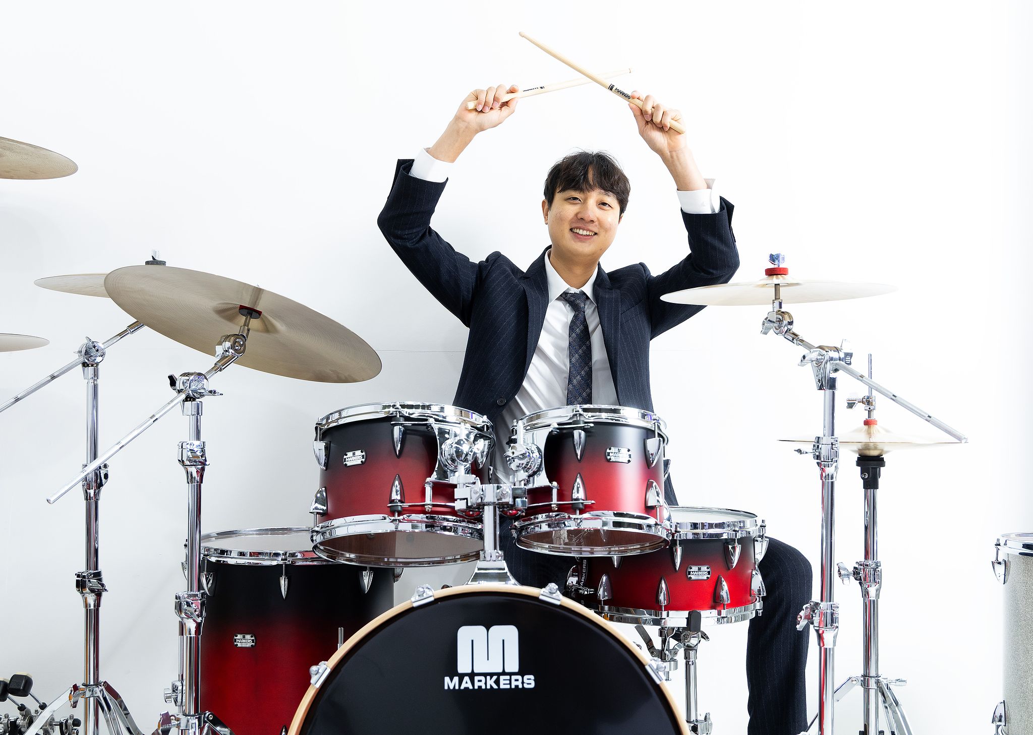 박성영 대표가 인터뷰를 마치고 정상회담 포즈를 취했다. 박 대표는 양 정상의 합주 영상을 즐겁게 봤다며, "짧은 시간동안 연습을 많이 하신 듯 했다"고 말했다. 또한 "어쿠스틱 드럼은 보통 전문 음악가들이 사용하기에 악기가 가진 스토리도 중요하다”고 밝혔다.