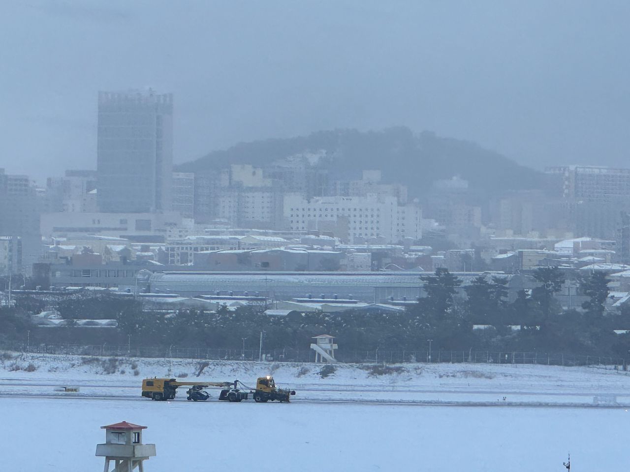지지난 2023년 12월 제주국제공항에 폭설이 내려 제주공항측이 제설작업을 하고 있다. 최충일 기자