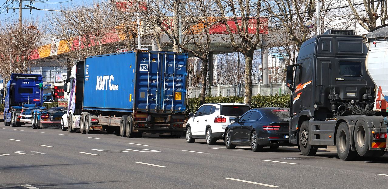 미국과 이스라엘의 이란 공습 여파로 국내 주유소 휘발유와 경유 가격이 가파르게 상승하고 있는 가운데 7일 인천 중구의 한 주유소 앞에 저렴한 가격의 주유소를 찾는 대형화물차량과 승용차들이 늘어 서 있다. 연합뉴스