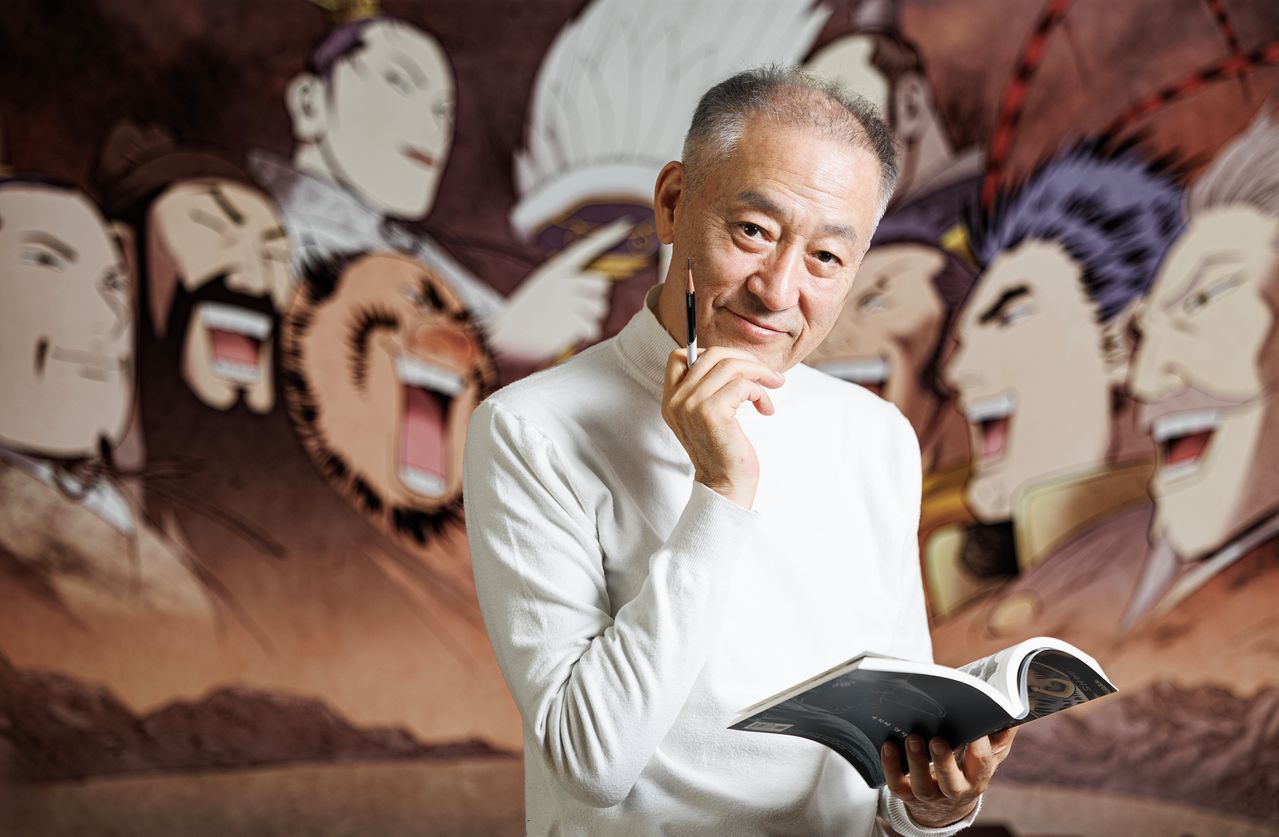 지난 4일 서울 개포동 화실에서 만난 이현세. “예전처럼 속도가 안난다”고 했지만 여전히 연필과 펜으로 만화를 그린다. 김정훈 기자