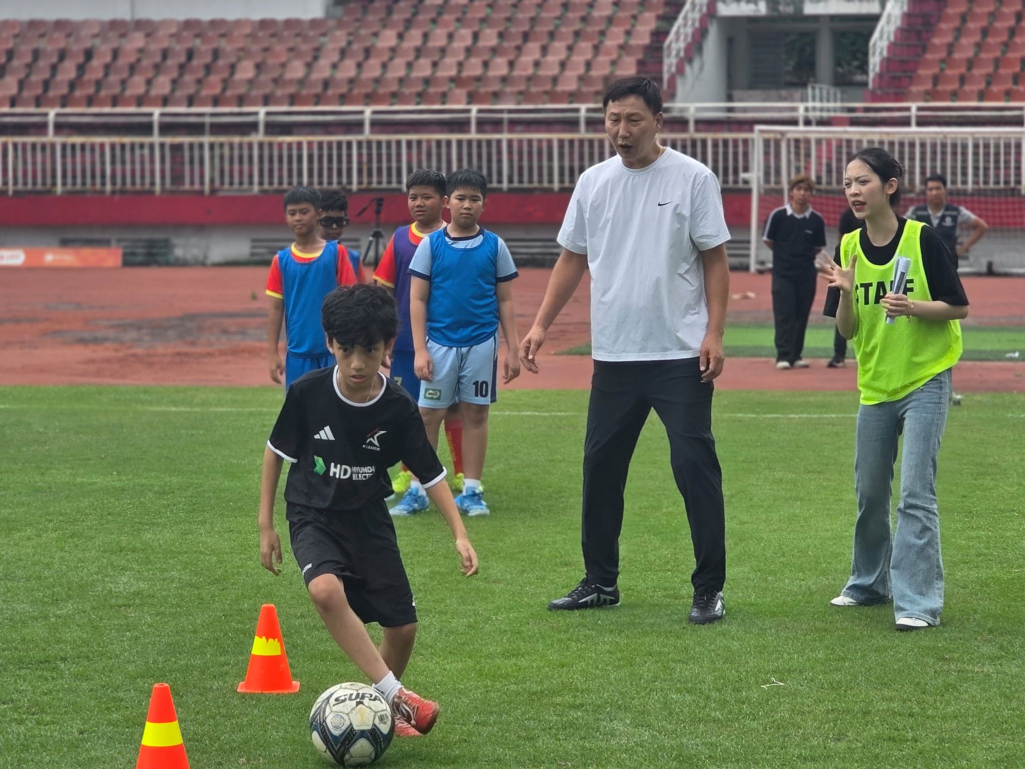 HD현대일렉트릭과 한국프로축구연맹이 손잡고 베트남 호치민에서 개최한 유소년 축구 아카데미 행사에서 김상식 베트남축구대표팀 감독이 축구 유망주를 지도하고 있다. 송지훈 기자