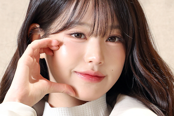 아이브 장원영이 포즈를 취하고 있다. 뉴스1