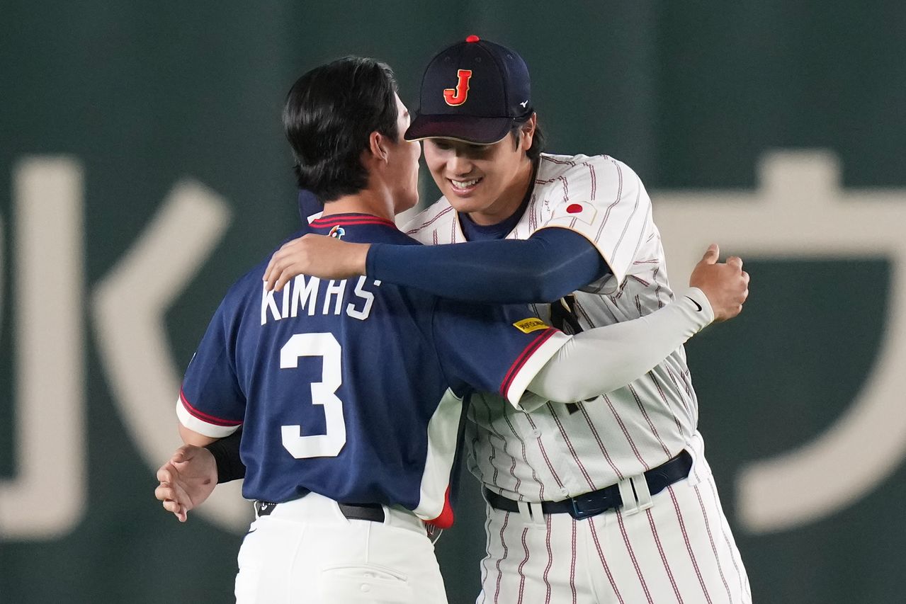  경기 전 반갑게 인사한 김혜성(왼쪽)과 오타니. AP=연합뉴스