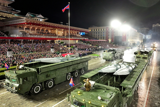 지난해 10월 10일 노동당 창건 80주년 기념 열병식에서 공개된 신형 극초음속 단거리탄도미사일(SRBM) '화성-11마'. 노동신문, 뉴스1