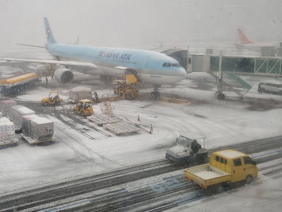 지난 2023년 12월 폭설이 내린 제주국제공항에서 출발을 준비 중인 항공기들. 최충일 기자
