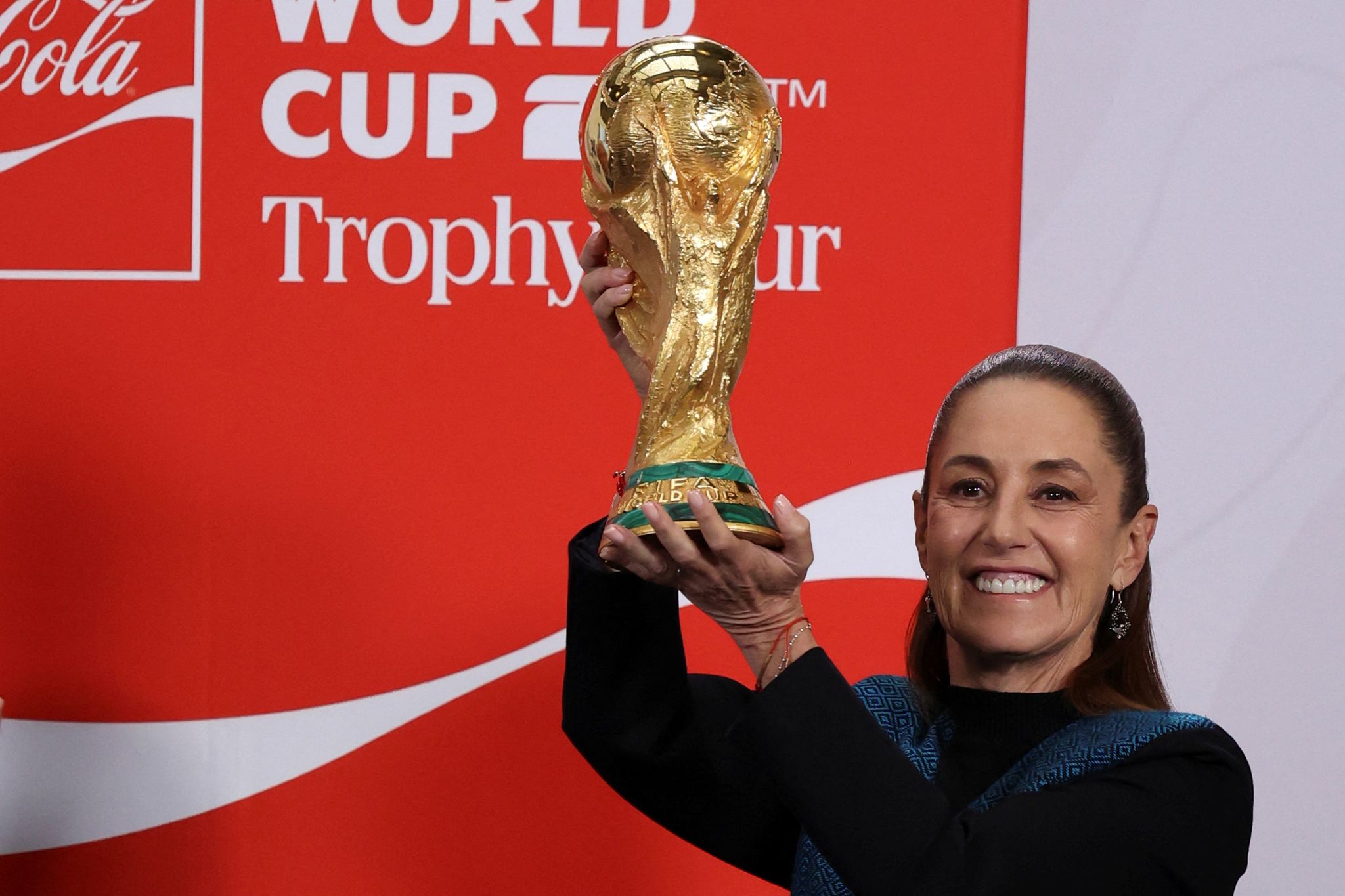 클라우디아 셰인바움 멕시코 대통령이 지난 3일(현지시간) 멕시코시티 국립궁에서 열린 정례 기자회견에서 2026 FIFA 월드컵 트로피를 들어 보이고 있다. 로이터=연합뉴스